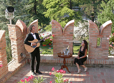 La Serenata con Amore Un Nobile gesto per regalare all' Innamorata o al Tuo Partner un' emozionante canzone.